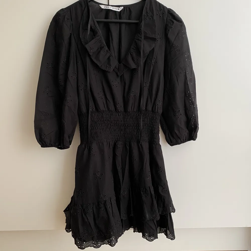 Säljer en svart klänning från Zara i storlek XS som inte säljs längre. Suuuperfin och är stretchig i midjan. Nypris är 559 kr ❤️. Klänningar.