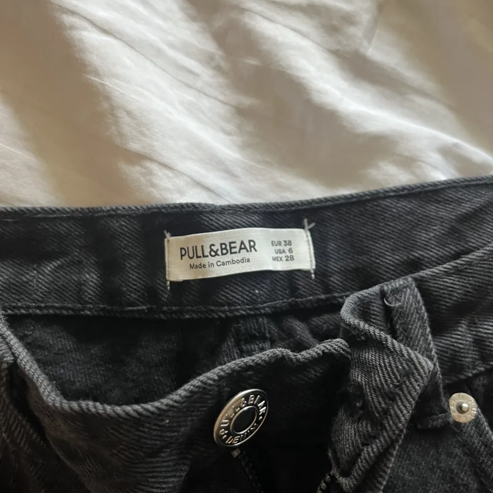 Jeans straight leg svarta med hål Pull & Bear Aldrig använda  Säljes pga förstora i midjan  Nypris 359kr, säljes för 330kr 🩷. Jeans & Byxor.