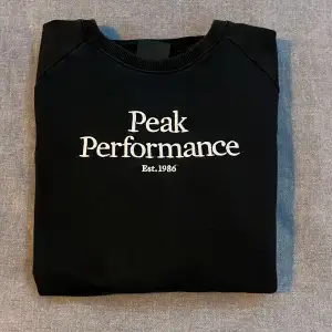 Helt ny peak performance tröja storlek S. Aldrig använd, har testat den 2 gånger men tyckte inte jag passade i den så därför jag säljer den. Inga defekter. Nypris: 1200kr - Mitt pris: 350