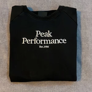 Peak Performance tröja - Helt ny peak performance tröja storlek S. Aldrig använd, har testat den 2 gånger men tyckte inte jag passade i den så därför jag säljer den. Inga defekter. Nypris: 1200kr - Mitt pris: 350