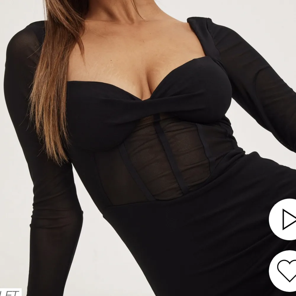 hej! säljer denna otroligt snygga svarta klänningen från nelly i storlek Small, men passar mig bra som bör xs. Den är endast provad en gång, därav är den i så gott som nyskick! nypris: 549kr. Klänningar.