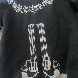 Frän hoodie  - Gör mig av med lite kläder💕 Inte riktigt min smak och säljer därav  Jag är 160 och xs/34 i storlek. Köparen står för frakt och jag kan även mötas upp.