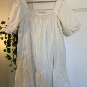 Vit klänning med puffärm  - Vit klänning med puffig ärm, tungt tyg