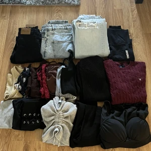 Kläder - Hej jag säljer nu lite kläder jag ej har användning för längre. Allt sälja för 950 är du intresserad av något specifikt plagg går det bra att köpa bara det såklart och pris diskuteras då.