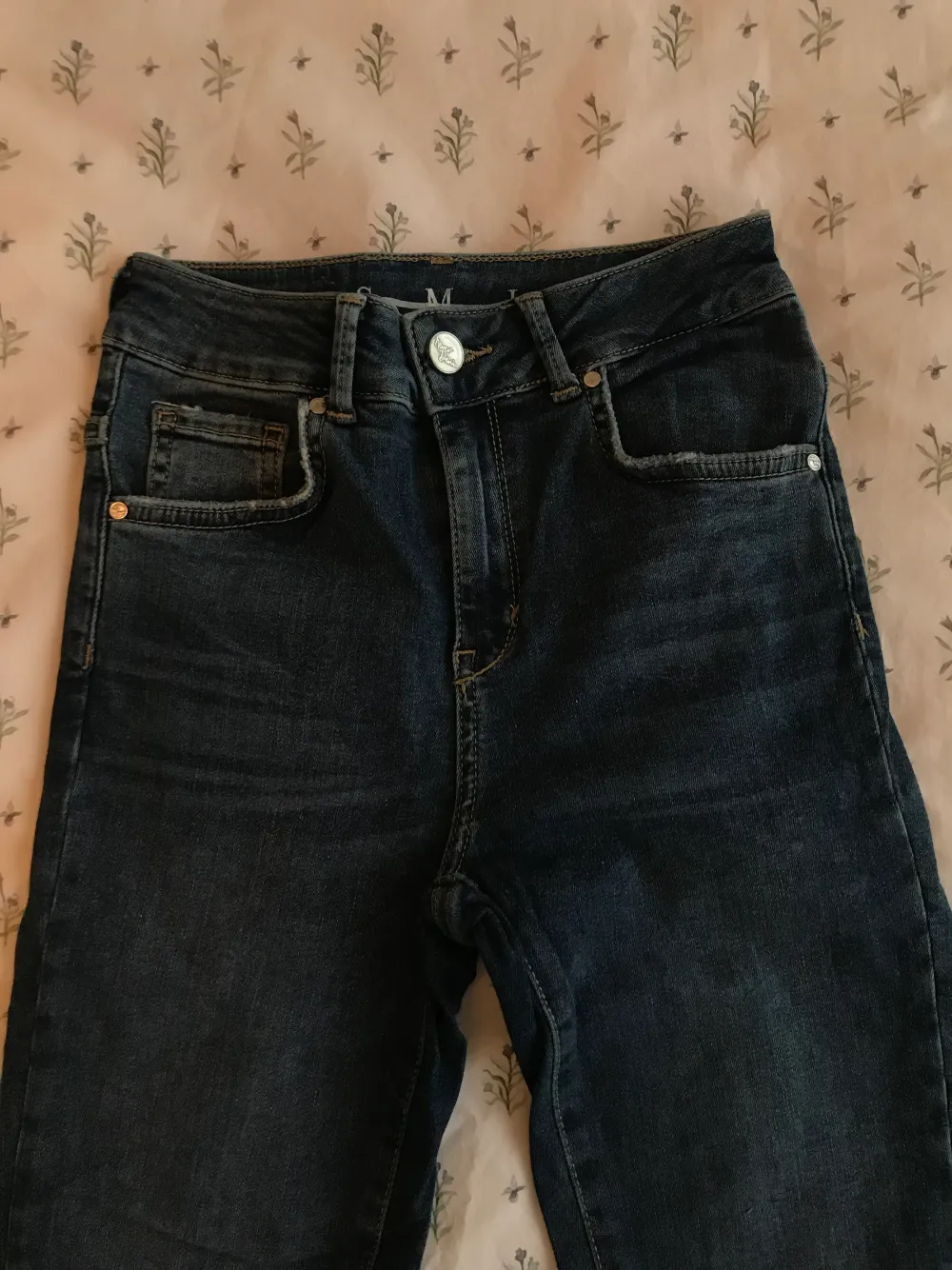 Stretchiga jeans i fint skick! 😊Köpt för 599kr. Jeans & Byxor.