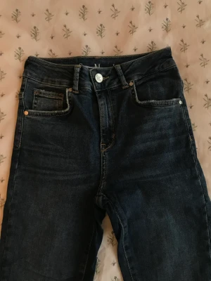 Mörkblåa jeans  - Stretchiga jeans i fint skick! 😊Köpt för 599kr