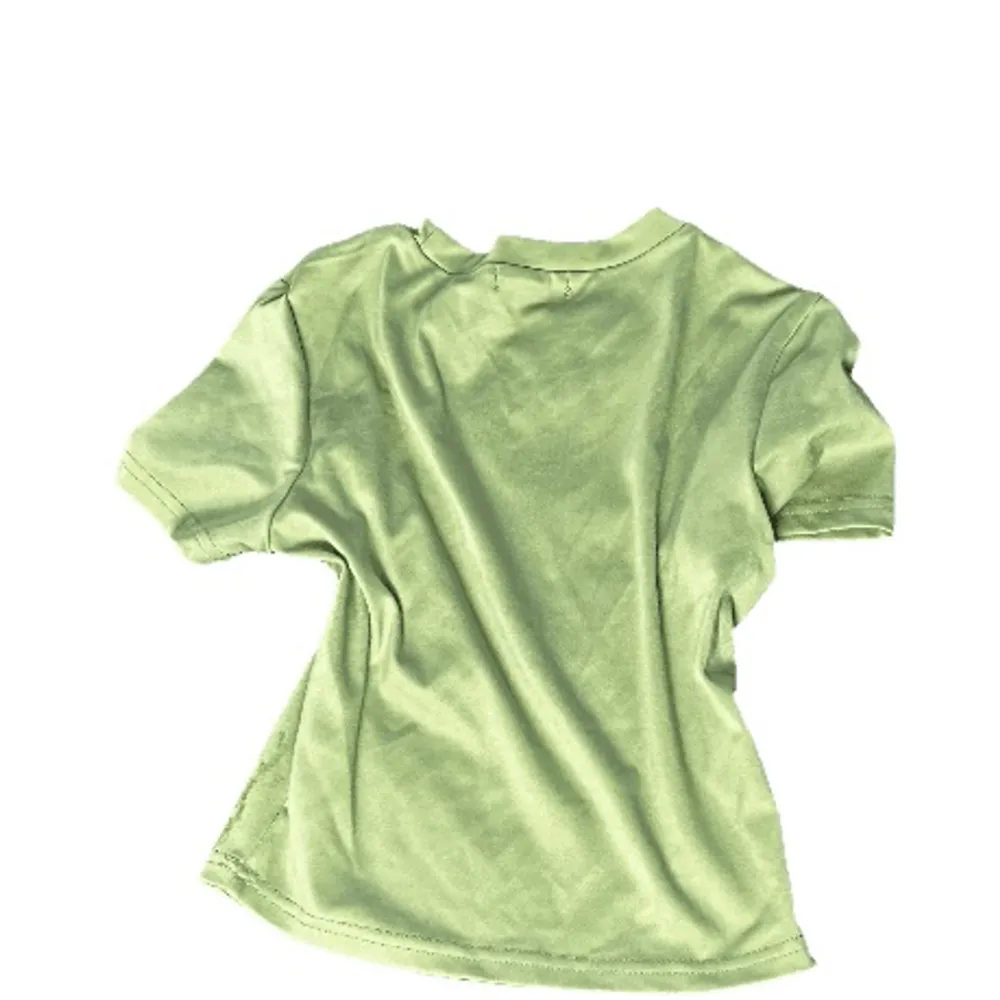 Grön gullig t-shirt med sportmaterial.. T-shirts.