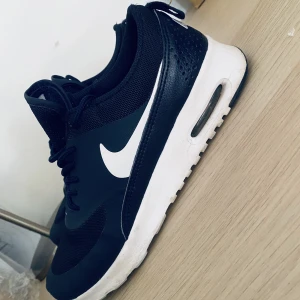 Nike air max Thea - Nike air max Thea strl 38. Använda 2-3 gånger bara så jättebra skick, nästintill nyskick. Färgen är mörkblå.