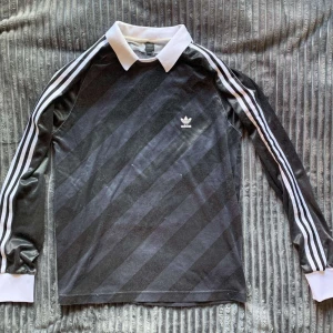Fet adidas fotbollströja - Asfet Adidas fotbollströja! Fet vintage känsla! Fint använt skick! Storlek L.  Möts i Malmö och tar Swish. Står ej för frakt eller postens slarv!