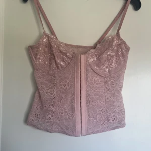 Korsetttopp NAKD  - Jättefin ljusrosa spetstopp från NAKD, aldrig använd så i nyskick! Strl S.Nypris 399, men slutsåld.   Passar mig som har 70C.