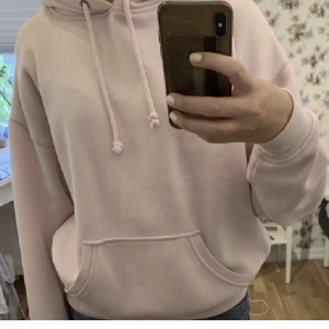 Hoodie - En baby rosa hoodie från bikbok💖