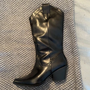 Cowboystövlar - Sparsamt använda cowboystövlar i storlek 39💖