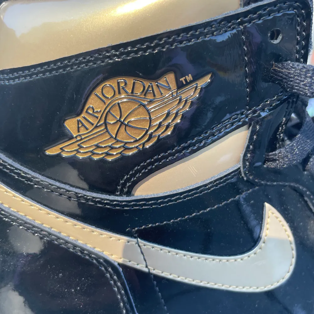 Ett par Jordan 1’s retro high metallic gold. Använda en gång inomhus, säljes för snabb affär 1800kr. Cond 10/10. Storlek 9,5 - 42.. Skor.