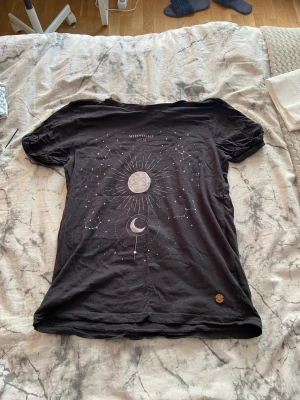 Svart t-shirt  - En svar t-shirt med tryck.kostar 35kr+ frakt 25kr 