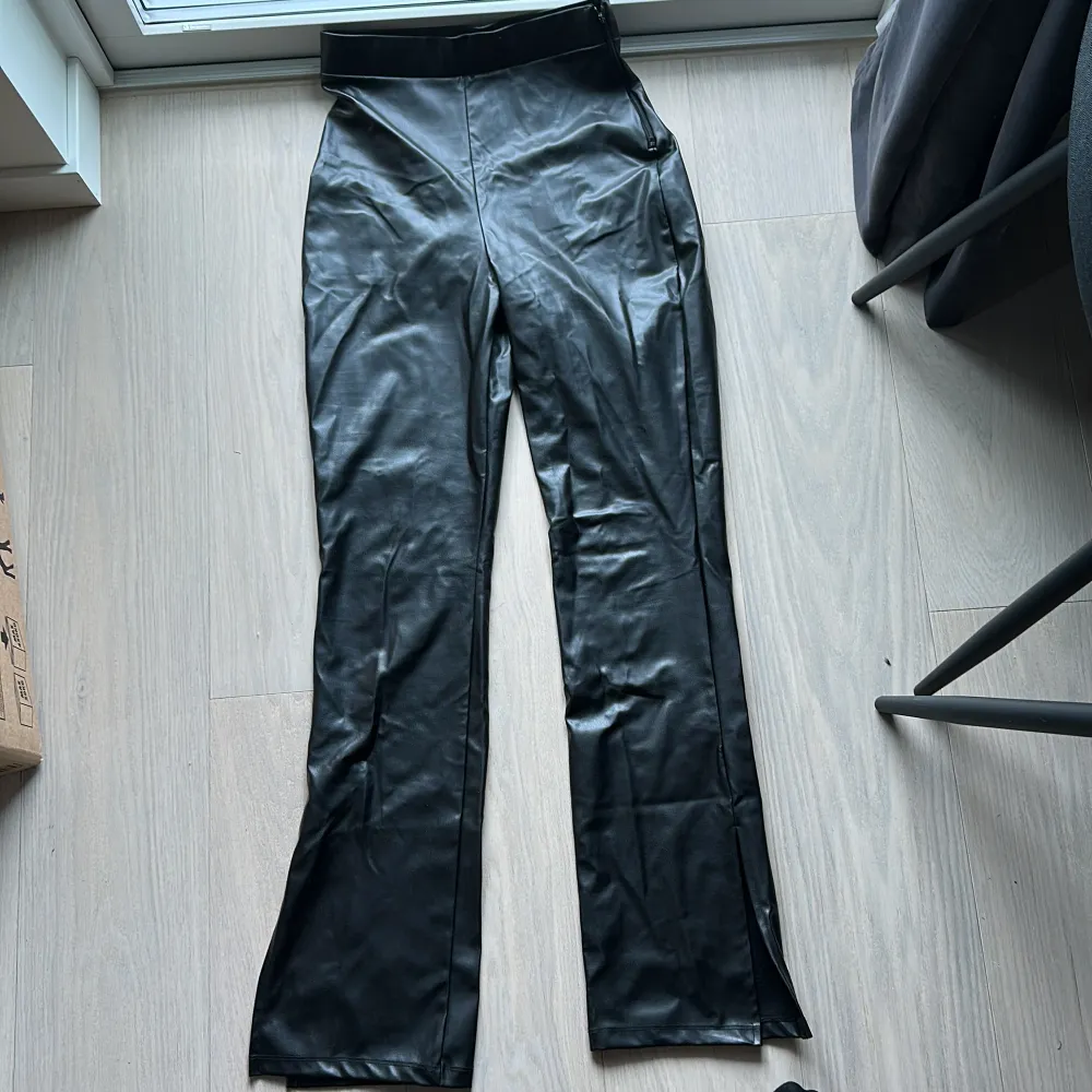 Svarta skinnbyxorns ifrån NLY- trend i strl S passar dem som är runt 170cm långa för är långa på mig som är 160 cm lång. Aldrig använda därför säljs dem för 299kr . Jeans & Byxor.