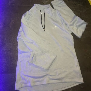 Tränings kofta.  - Enbart TESTAD!  Den är köpt på STADIUM perfekt för den som är ute springer eller för träningen i gymmet! 