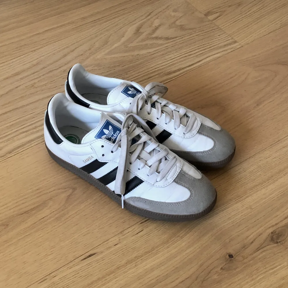 Adidas samba OG strl 40 i gott skick och sparsamt använda! Köpta på adidasbutiken, kvitto finns. . Skor.