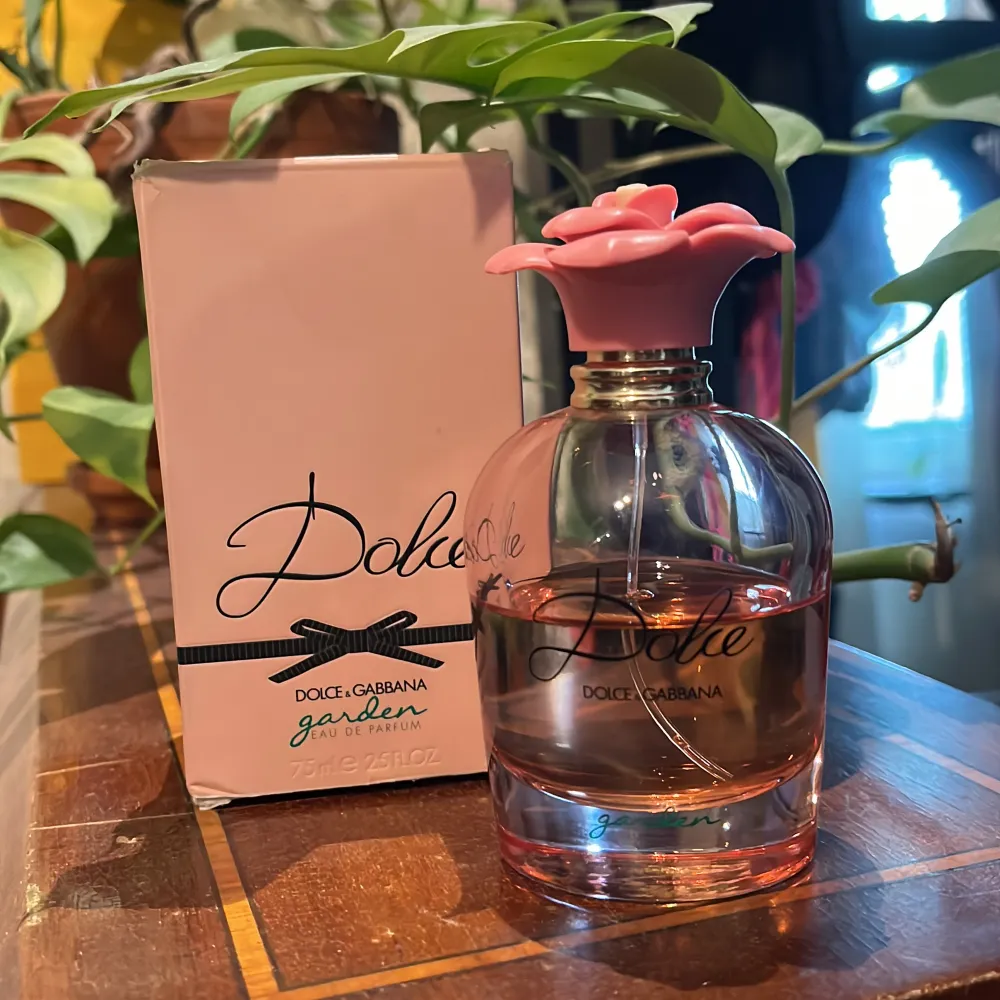 Parfym från Dolce & Gabbana - Dolce Garden. 75ml. Halva flaskan kvar. Kommer inte till användning längre.  Först till kvarn eller högst budande! . Övrigt.