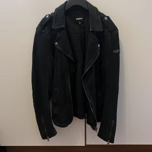 Skinnjacka  - Skinnjacka från tigha herr modell men passar även tjejer. Storlek S. Använd fåtal gånger. Originalpris 2500kr
