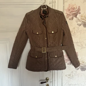 SAKI jacka - Vår/höst jacka från SAKI. Inköpt för 2700, säljes för 500 kr. Använd några få gånger en höst. Nyskick! 