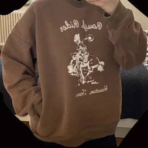 Brun sweater - Brun sweater med fickor. Använd fåtal gånger. Jätte mysig och varm.