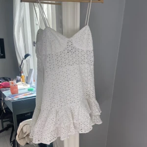 Zara klänninh - Jätte söt sommarklänning från zara, köpt förra sommaren. Finns ej kvar i butiken längre, varsamt använd💕