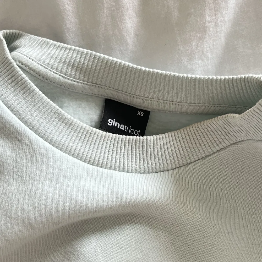 Oanvänd sweatshirt från Gina Storlek: xs Väldigt ljus grön/korallgrön färg. Neuletakit & Villapaidat.
