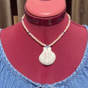 🐚snäckhalsband🐚 - Fint somrigt hemmagjort halsband gjort med smyckeswire, glaspärlor och en snäcka! Mäter cirka 40 cm. OBS! Mät att halsbandet passar innan köp 