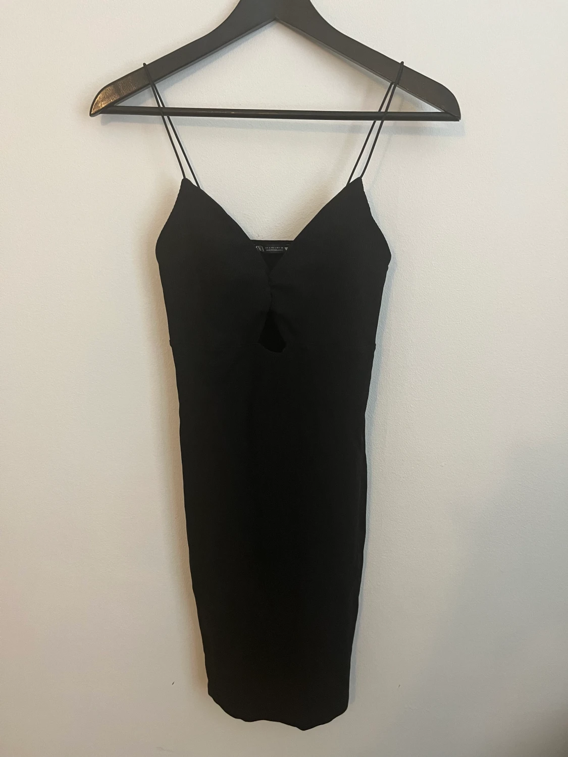 Svart mini klänning med öppning