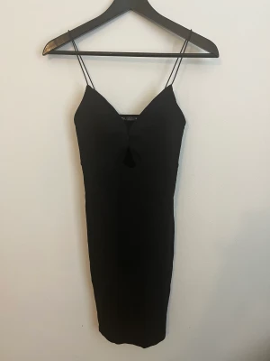 Svart mini klänning med öppning - Aldrig använd, från Zara