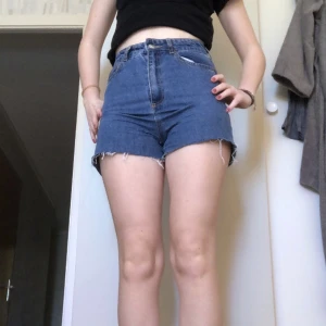 Blå jeans shorts  - Blå jeans shorts som egentligen är ett par avklippta jeans. De är lite 80s meddelar. Säljer då de inte är min stil länge.
