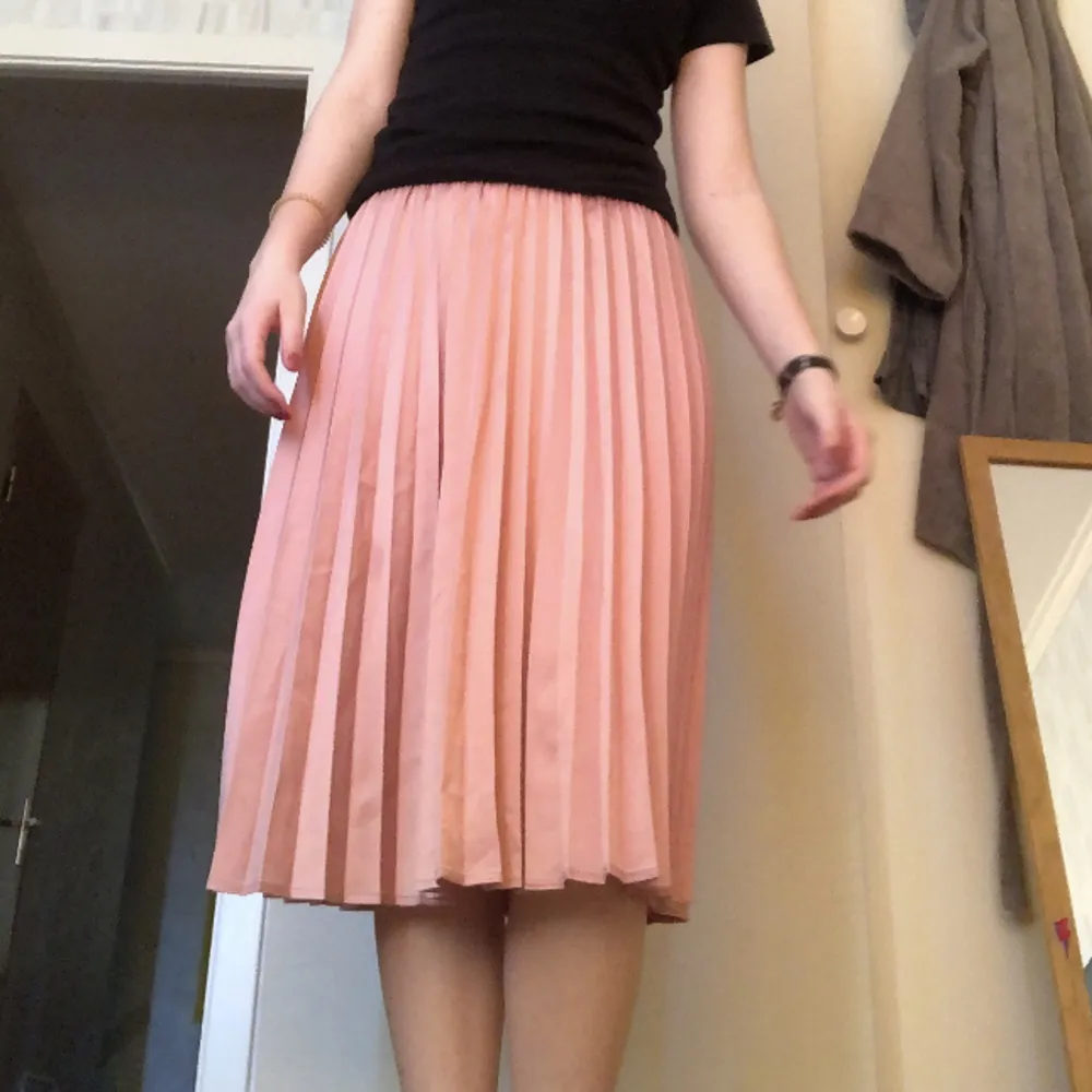 Rosa vekad kjol. Säljer den då den är lite kort på mig, jag är 167cm.. Kjolar.