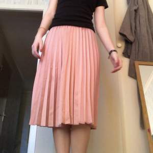 Rosa vekad kjol. Säljer den då den är lite kort på mig, jag är 167cm.