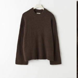 Stickad tröja  - Använd 1 gång. Är som ny