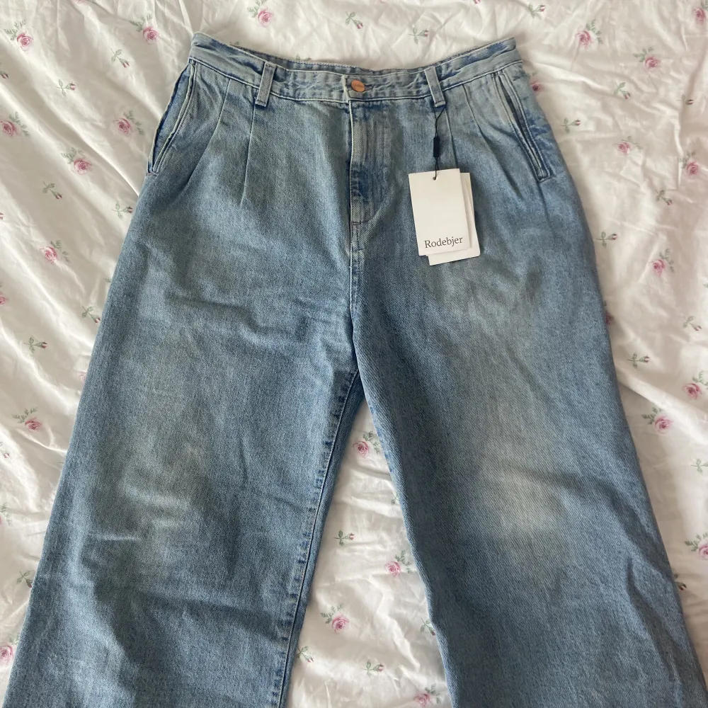 Jeans från Rodebjer med prislappen kvar! Är tyvärr för små för mig. Jeans & Byxor.