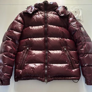 Moncler Maya Burgundy - Köp jacka innan det blir kallt!  Size 0 xs/s inga repor eller hål tags följer med, Använd men i mycket bra skick 8-9/10 cond