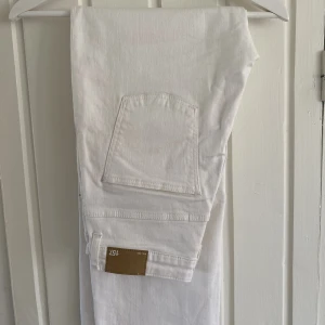 Jeans vita  - Fina jeans som sitter jättefint på från lager 157. I storlek M och endast använda en gång. Ordinarie pris 300kr