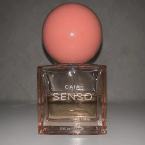 Caia parfym - Caia parfym, en av deras bästsäljare.  Min är halvfull och perfekt ifall man vill testa men inte vill betala fullpris.  En full kostar 600kr säljer min 1/2 fulla för 200kr