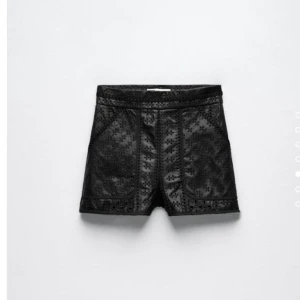Zara shorts - Säljer nu mina absolut!! Favorit shorts!!😩 från zara!! Sjukt fina och är i skinn material. Passar så bra till utekvällar eller om man bara vill klä sig snyggt!💕 köpta i somras och säljs då inte längre! Kom privat för övriga frågor!💖