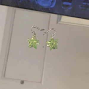 Stjärn örhängen  - Stjärnor örhängen /oanvända 30kr