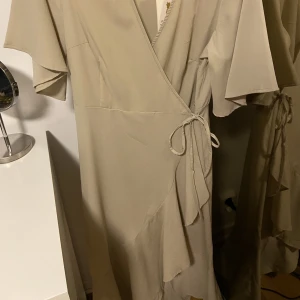 beige fin klänning  - Beige klänning, Pernilla Wahlgrens kollektion😍 aldrig använd! hör av dig för fler bilder ❤️