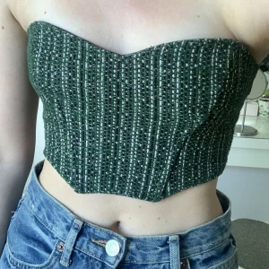 Grön korsettopp från Zara - Jättefin grön korsettopp från Zara i storlek xs. Använd max 5 gånger och säljs för 120+frakt. Skriv vid intresse samt för fler bilder💚💚