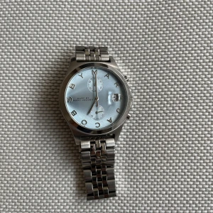 Marc Jacobs klocka  - Marc Jacobs klocka i fint skick. Inga större repor. Extra länkar och kvitto finns. Modell MBM3382