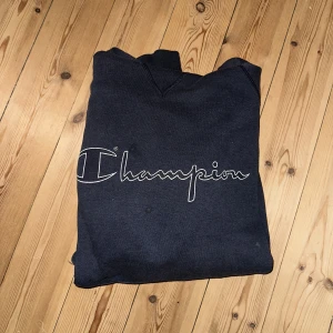 Vintage champion Hoodie  - En sjukt fin vintage champion hoodie med en otroligt bra passform! Size m sitter oversized 