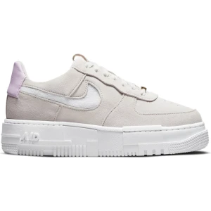 Nike Air Force 1 Pixel Dam - Säljer nu mina Nike som endast är använda vid ett fåtal tillfällen. Vid snabb affär kan pris diskuteras.  Slutsålda hos Nike. Nypris: 1350