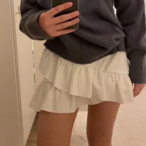Vit volang kjol - Vit volang kjol som passar perfekt till sommaroutifits🤩jag har vikt ner kjolen då jag gillar den mer low waist och att den sitter högre upp men funkar som highwaist med💗