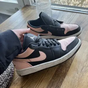 Säljer nu mina Jordan 1’s Mid x Nike som är inköpta för två somrar sen. Väldigt lite och sparsamt använda. Så fina och unika, inte många som har just denna sko! Strl 39,5. Det enda som behövs rengöras är sidorna på skon annars är de som nya 🫶🏻🤍