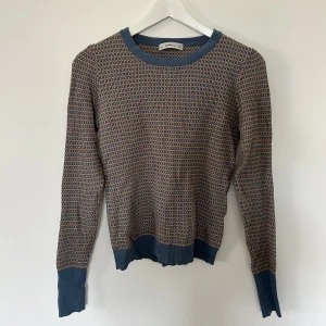 Tröja från Zara - Tunn blå/brun mönstrad långärmad tröja från Zara. Stretchigt material. Använd en gång. Bortklippt tvättlapp. Storlek M. ✨✨✨