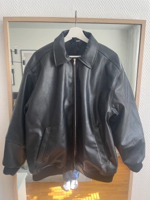 Pu bomberjacka - Bomberjacka i pu-material. Har använt den 1 gång, antingen lyckades jag skrapa kragen på den korta stunden eller så köpte jag den så (bild 3). Tycker det är assnyggt på andra MEN jag känner mig som en mc-medlem i skinn så därför är den nu till salu ❤️