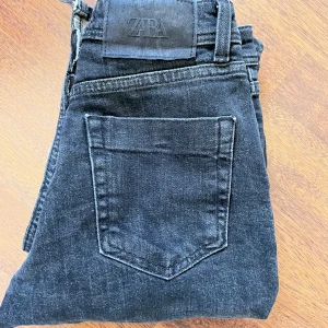Mid waist jeans från Zara - Super fina mid waist jeans från Zara, använd ett fåtal gånger och säljs nu då de tyvärr ej kommer till användning!💖 det är en liten slits längst ner på byxorna 👌🏽